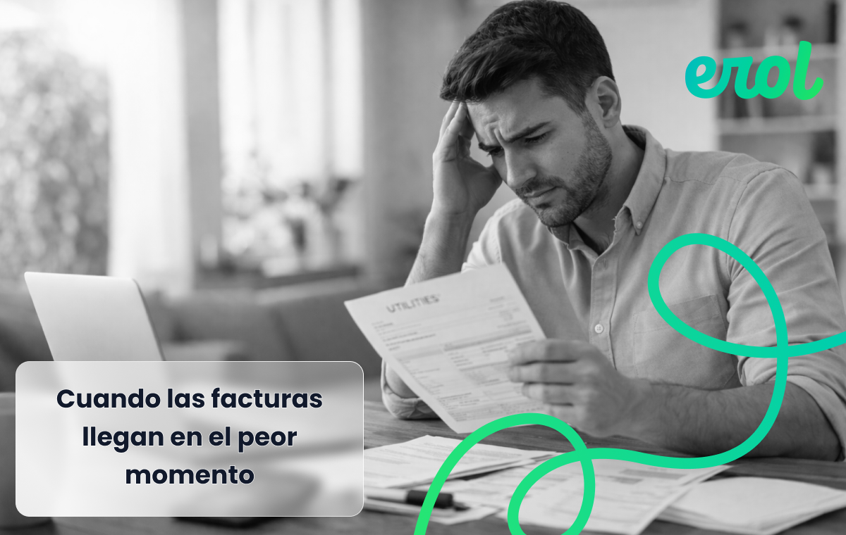 Persona preocupada revisando una factura de servicios a mitad de mes sin tener dinero disponible, reflejando el estrés financiero por falta de liquidez.